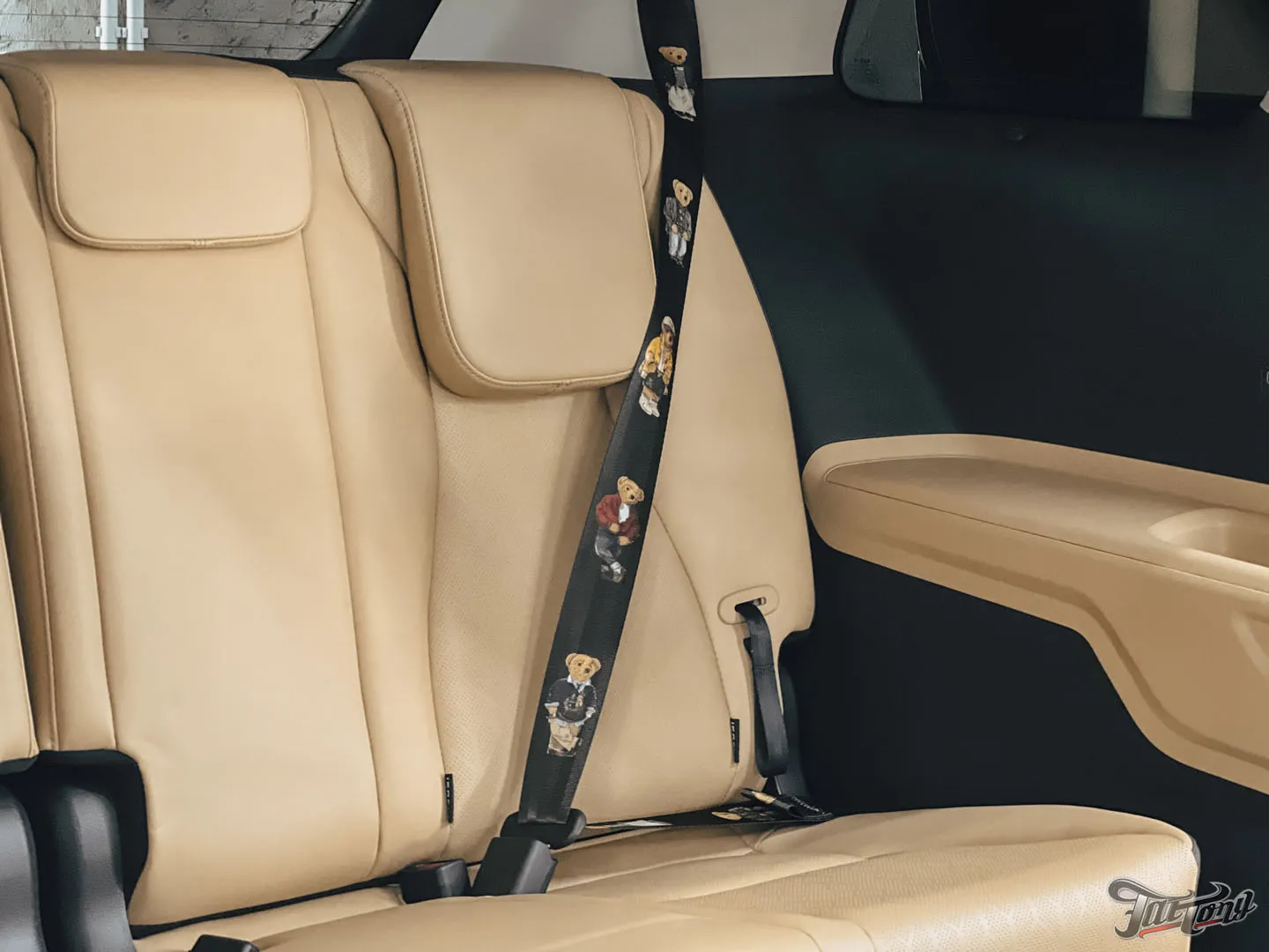 Большой проект для семейного автомобиля Kia Carnival, часть 2: оклейка матовым полиуретаном, цветные ремни, перетяжка руля, антихром, окрас суппортов, детейлинг